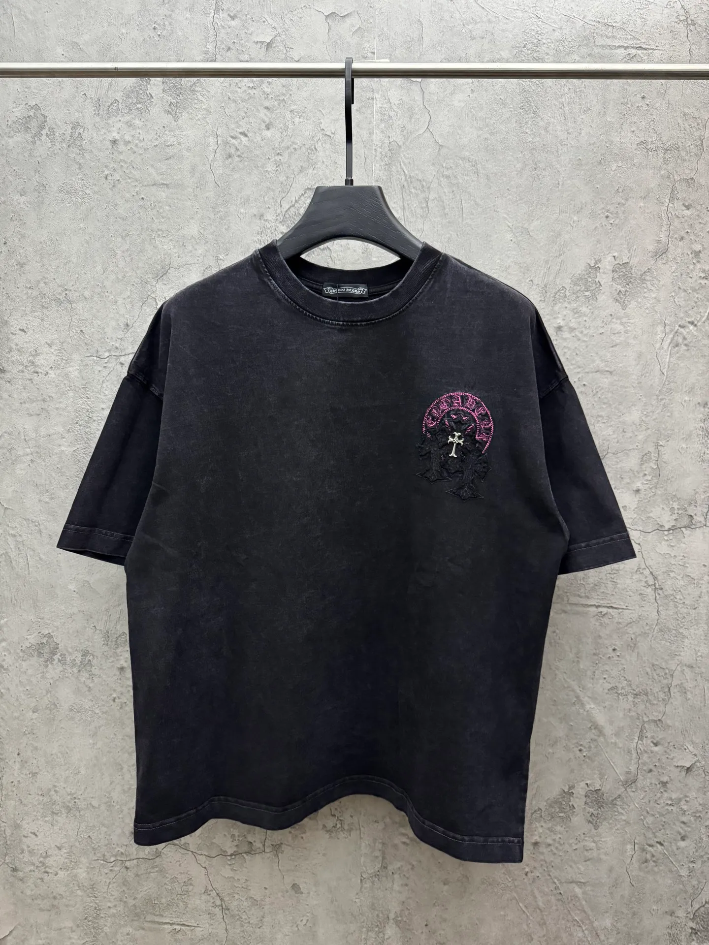P240 top version, real shot without P, ​​different from market currency) 𝗖𝗵𝗿𝗼𝗺𝗲 𝗛𝗲𝗮𝗿𝘁𝘀/Croxin 2026 spring new original single counter American washed patch embroidered couple short sleeves 👑The highest version! Customized fabric 320 grams, washed and fried. Best-selling model at the counter. Very comfortable to wear. Accessories: Original molded and authenticated collar label➕100% silk wash label. Genuine purchase-grade original hangtag➕matching hanging rope➕3D hanging beads➕original packaging bag. Craftsmanship: The original version has consistent wiring! The highest version of the armhole matching technique! Color: Gray Black Size: S M L XL Style No.: 6616